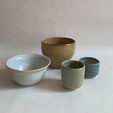 Load image into Gallery viewer, Exemples de créations réalisées pendant le cours de poterie pour enfants.