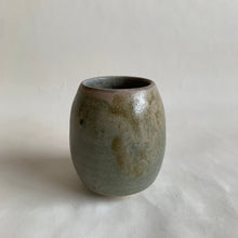 Load image into Gallery viewer, Exemples de goblet réalisées pendant le cours de poterie pour enfants.