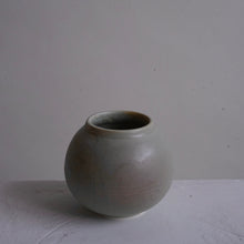 Load image into Gallery viewer, Handmade japanese style wheel thrown vase